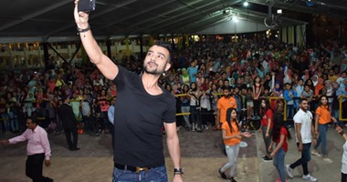 بالصور.. هيثم شاكر يختتم حفله الغنائى بـ"سيلفى" مع الجمهور
