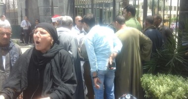 وقفة لأهالى المهاجرين غير الشرعيين أمام البرلمان لمعرفة مصير أبنائهم