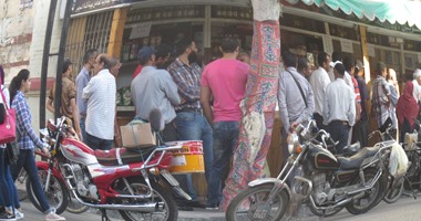 طوابير أمام محلات البدالين فى بورسعيد لصرف السلع التموينية