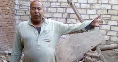 بالصور.. الفقر والمرض يفترسان عم مجدى بالمنوفية.. مسكنه غرفة بالطوب اللبن والبوص تتحول لمقلب قمامة وآيلة للسقوط.. حلمه إعادة بناء المنزل.. ويؤكد: "مش بعرف أنام الناموس وبقضى حاجتى فى الجامع"