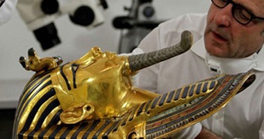 الآثار : فك مسند رأس توت عنخ آمون بسبب قدم ترميمه 