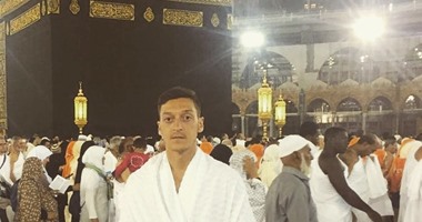 "أوزيل" ينشر صورة له بجوار الكعبة خلال تأديته مناسك العمرة