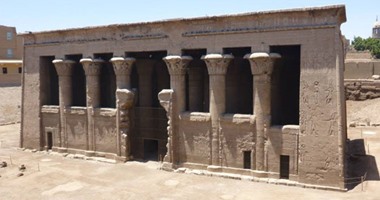 بالصور.. "معبد خنوم" بالأقصر يغرق فى بحور الإهمال.. عشرات القطع الأثرية ملقاة على الأرض وخارج خريطة زيارات السائحين.. والجدران تحتاج لترميمات فورية.. والأهالى: عاوزين المعبد يبقى مصدر أكل عيش لينا