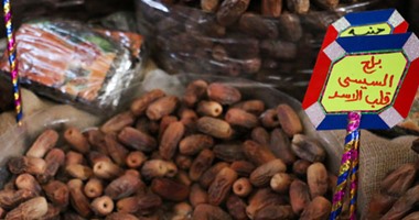قبل أيام من شهر رمضان.. "السيسى قلب الأسد" يكتسح سوق البلح فى الإسكندرية
