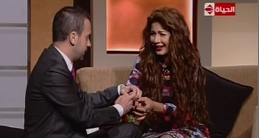 بالفيديو.. خطيب نجلاء بدر يقدم شبكتها على الهواء.. ويؤكد: حبتها من 3 سنين