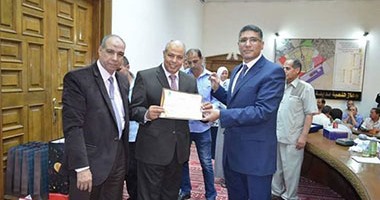 بالصور ..رئيس جهاز تنمية العاشر يكرم رؤساء القطاعات لبلوغهم سن المعاش 