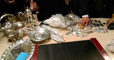 بالصور..ضبط أمريكى بالمطار حاول تهريب مشغولات فضية وكروت ذهبية