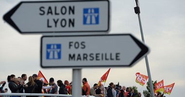 عمال مضربون يغلقون جسرا فى فرنسا احتجاجا على إصلاحات لقانون العمل