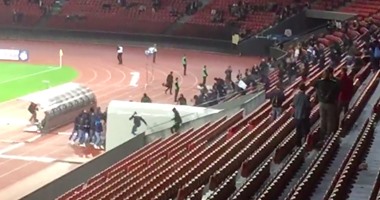 بالفيديو.. جماهير زيوريخ تقتحم نفق الملعب بعد الهبوط لأول مرة منذ 116 عاماً