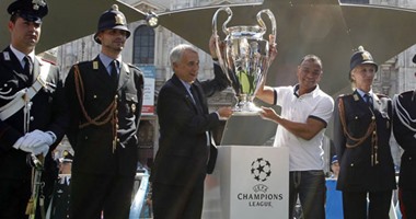 بالصور والفيديو.. الجماهير تحتفل بدورى الأبطال من قلب ميلانو
