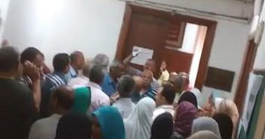 بالفيديو.. تظاهرة موظفى صيدناوى بفرع أسيوط لتأخر المرتبات والترقيات