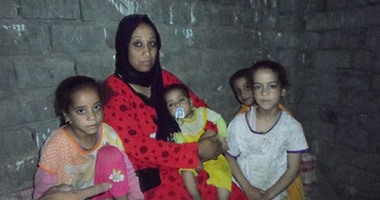 بالصور.. مأساة رضيعة بسوهاج تعانى من ثقب بالقلب ولا تجد من يعالجها.. والدة الطفلة: "بنتى هتموت منى ومش لاقية فلوس أشترى بيها العلاج وعلينا ديون 10 آلاف جنيه"..  ووالدها: نعيش فى منزل مسقوف بالبوص