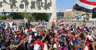 بالصور.. الأمن العراقى يطلق غاز مسيل للدموع لمنع متظاهرين من دخول المنطقة الخضراء