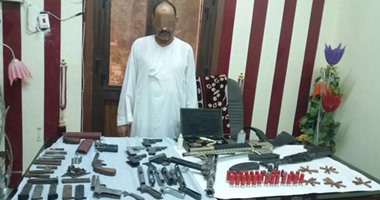 القبض على عامل حول منزله إلى ورشة لتصنيع الأسلحة فى قنا