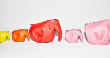 "Loewe" الإسبانية تطلق مجموعة حافظات نقود ومفاتيح على شكل أفيال