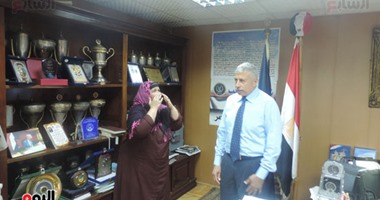 مدير أمن الغربية يستقبل غارمة بعد سداد ديونها فى قضية تبديد