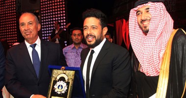 بالصور.. محافظ البحر الأحمر يهدى محمد حماقى درع المحافظة
