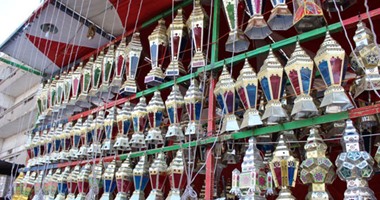 بالصور.. "حالو يا حالو رمضان كريم يا حالو".. الفانوس المصرى "يكتسح الأسواق بالدقهلية قبل أيام من شهر رمضان.. المواطنون يقبلون على شراء فانوس الشمعة وتراجع مبيعات الفانوس الصينى
