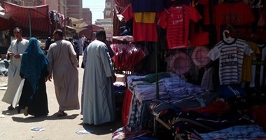 بالصور.. الباعة الجائلون أمام إدارة كوم أمبو التعليمية يطالبون بمكان بديل