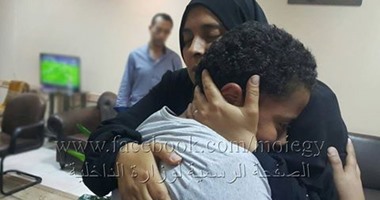 "وجمع الله الشتيتين بعد أن ظنا كل الظن ألا تلاقيا".. طفل يعود لأحضان أمه بعد اختطافه بـ13 عاما.. الأم: لم أشك لحظة فى عودته.. الطفل: كنت حاسس إن حضن ماما أسماء مش طبيعى وليا أم تانية