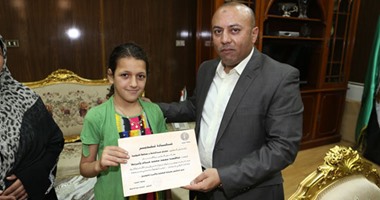 محافظ المنوفية يكرم طفلة عثرت على 24 ألف جنيه وسلمتها للشرطة