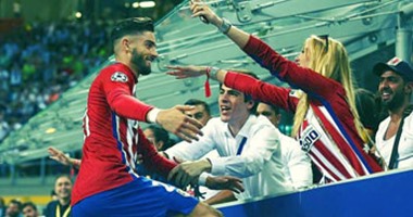 بالصور.. من المصريين لنجم أتلتيكو عقب قبلة النهائى "أنا عاطف يا كاراسكو"