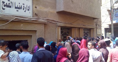 طوابير أولياء أمور "أولى ابتدائى" بالشرقية لسحب طابع التأمين الصحى