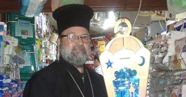 راعى كنيسة الروم الأرثوذكس بدمياط يشارك المسلمين فرحة رمضان بـ"فانوس"