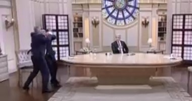 بالفيديو.. خناقة شوبير والطيب "انتحار الإعلام الرياضى على الهواء".. تشابك بالكلام ينتهى بالضرب بالمياه واللكمات.. الإعلامى الشهير يكشف مخططا قطريا للفتنة.. والمعلق يرد باتهامات تصل للزوجة والأولاد