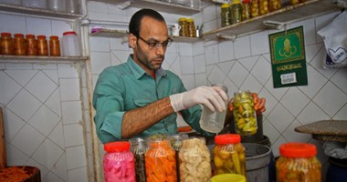 بالصور.. الحياة السرية للمخلل قبل وصوله لمائدتك الرمضانية