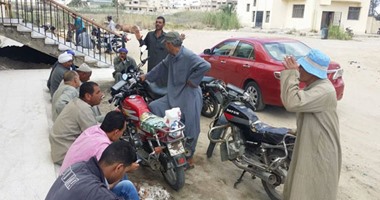 بالصور..احتجاج مزارعين بكفر الشيخ أمام رئاسة مدينة بلطيم لنقص مياه الرى