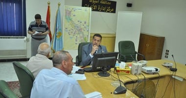 محافظ أسيوط يجتمع بالمسئولين لتقييم سير العمل أثناء مواجهة الأمطار