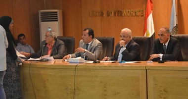  محافظ الأقصر يبحث مشكلات المواطنين بفعاليات اللقاء الأسبوعى 