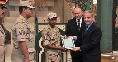 سفير السعودية بالقاهرة يقلد جنديا مصريا نوطى الشرف والتمرين من الدرجة الأولى