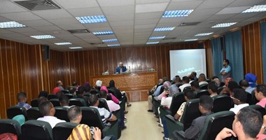 محافظة أسوان تخصص يوما للاحتفال بعامل النظافة