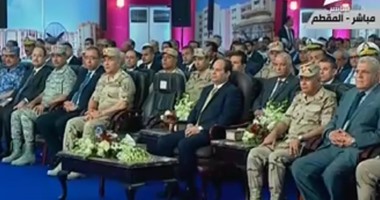 السيسي مداعبا أحد قادة الجيش: "لما بنقول للجيش اعمل حاجة محدش بيتشكك فيها"