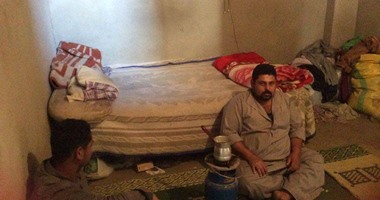 بالصور.. مأساة أسرة عائلها "قعيد".. الأب يصاب بانزلاق غضروفى يجعله طريح الأرض.. الأم تقفز من السفينة وتطلب الطلاق.. الابن يترك التعليم ليدبر "مصاريف الأكل والعلاج".. واستغاثة للحكومة: "عاوزين نعيش"