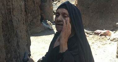 "عجوز على الرماد".. بالصور.. مأساة مسنة احترق منزلها بسوهاج.. وصفة: بيتنا اتفحم كله ونفسى آكل لحمة.. وزوجة ابنها: بنام فى الشارع وخرجت ابنى من المدرسة علشان ضيق الحال.. ويطالبون بإعادة بناء المسكن