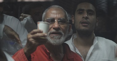 فى جلسة فض اعتصام رابعة.. بديع والعريان بالبدلة الحمراء.. عصام سلطان يأكل "رز بلبن" والقاضى يواجهه بحرز الـ16 ألف يورو.. متهمون يرفعون لافتة "ملناش ضهر".. والقاضى يؤجل لجلسة 28 يونيو