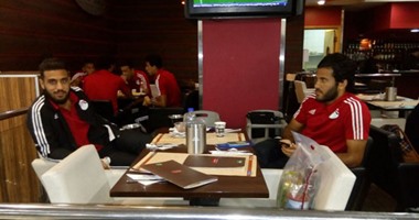 بالصور.. منتخب الفراعنة يسافر على متن رحلة مصر للطيران إلى تنزانيا