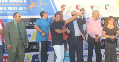 بالصور.. محافظ جنوب سيناء يسلم كأس بطولة الكرة الشاطئية لمنتخب الإمارات