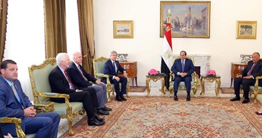 السيسي لوفد الكونجرس:  ملتزمون بترسيخ دعائم دولة مدنية حديثة تقوم على سيادة القانون وإعلاء قيم الديمقراطية.. ويجب عدم تناول أوضاع حقوق الإنسان والحريات من منظور غربى.. وأعضاء الوفد يشيدون باستقرار مصر
