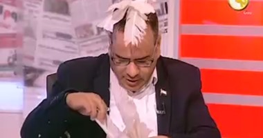 جابر القرموطى يبدأ برنامجه "مانشيت" بوضع ريشة على رأسه