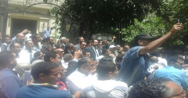وقفة للمحامين داخل مقر النقابة للمطالبة بالإفراج عن مالك عدلى
