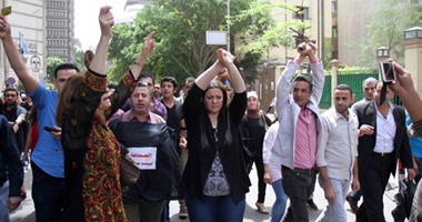 الصحفيون يتوافدون على مقر النقابة  لحضور الجمعية العمومية الطارئة