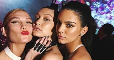 بالصور.. كم تكلفت الأظافر الفضية لـ جى جى حديد بحفل Met Gala؟