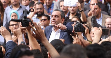 الصحفيون يحملون يحيى قلاش على الأكتاف بعد عمومية النقابة