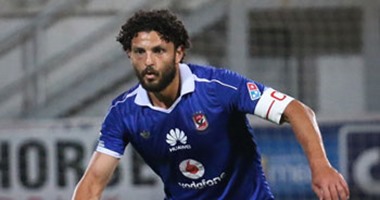 بالفيديو.. نجوم الأهلى "يصافحون" لاعبى المصرى قبل انطلاق المباراة  