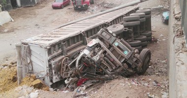إصابة 17 عاملا إثر انقلاب سيارة نقل بالطريق الإقليمى