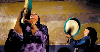 "الزار"..النصب باسم "الجن".. والاغتصاب بقوة "العفاريت".. أطباء علم النفس: طريقة للتنفيس كالرقص والرياضة العنيفة..والسر فى الإيحاء واللاوعى وهرمون السعادة..الضحايا من هوانم جاردن سيتى لستات باب الشعرية